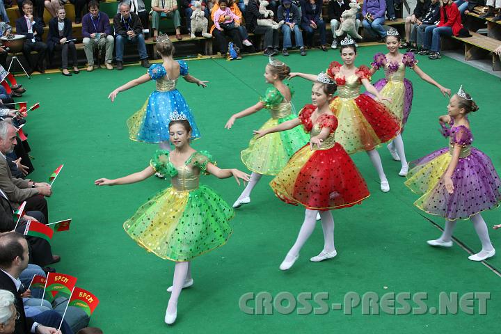 2010.08.28_14.50.44.jpg - Bolschoiqualitt bringt die Kinderballettgruppe Bobruisk aus dem Sden Weirusslands bei der Erffnung in der Arena vor dem Stift.