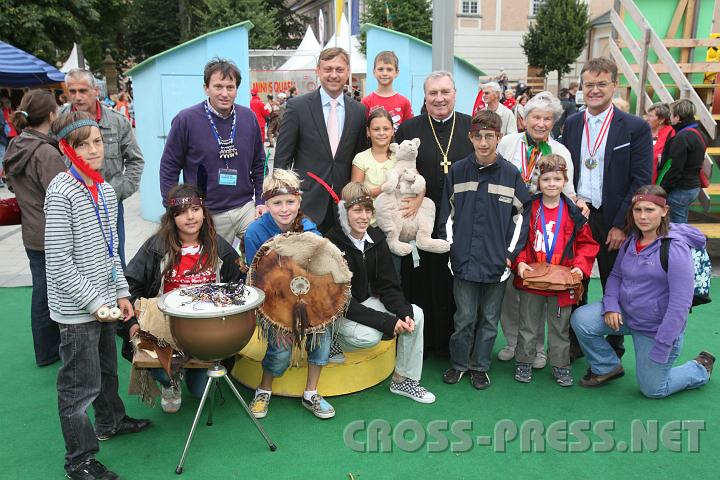 2010.08.28_15.01.34.jpg - Propst Frnsinn (Mitte) erffnete die 39. N KinderSommerSpiele und verlieh die "Weie Feder" an Annemarie Kury und Prim.Dr.Bernhard Spechtenhauser (hinten rechts).  Organisator Mag. Andreas Kickinger und NR Johann Hfinger (hinten links) mit Jungscharkindern.