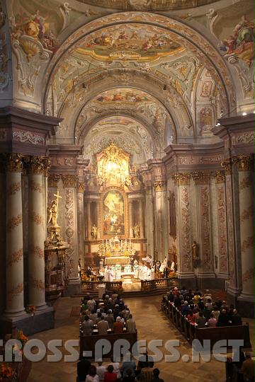 2010.08.28_19.43.25.jpg - Die Stiftskirche Herzogenburg bietet einen gewaltig groen Raum, der noch voluminser erscheint, weil er von keinen hngenden Lustern geteilt wird.