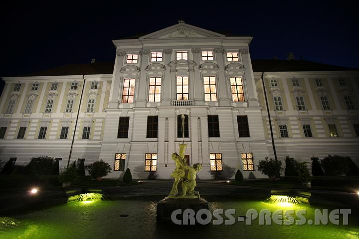 2010.08.28_20.35.58.jpg - Springbrunnen im Prlatengarten mit Blick auf den beleuchteten Festsaal.