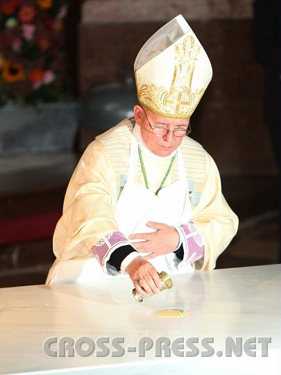 2010.09.12_12.15.06.jpg - DDr. Klaus Kng salbt den neuen Altar mit Chrisaml.