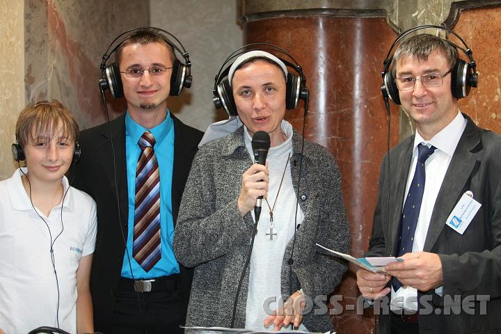 2010.09.12_10.57.44.jpg - Das Team von Radio Maria mit Mobilstudio bei der bertragung der Festmesse.