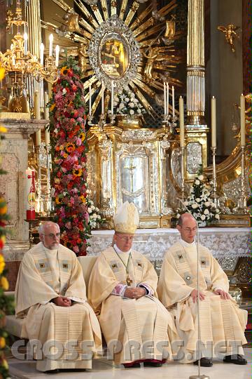 2010.09.12_11.31.42.jpg - Bischof Kng und Mitzelebranten in der herrlich mit Blumen geschmckten Basilika unter der "Schmerzhaften Mutter".