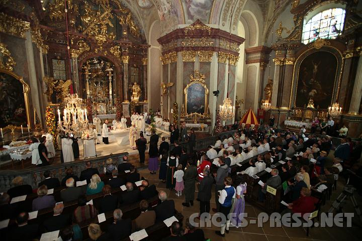 2010.09.12_12.34.26.jpg - Aus allen Teilen Niedersterreichs werden von Vertretern verschiedener Berufe und Stnde symbolische Gaben zum Altar gebracht.
