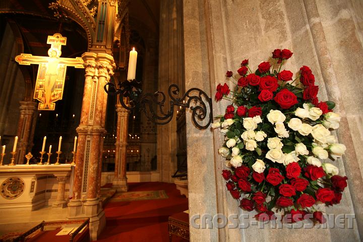 2010.11.15_18.11.04.jpg - Rosen in rot-wei-rot fr die Bischfe sterreichs.