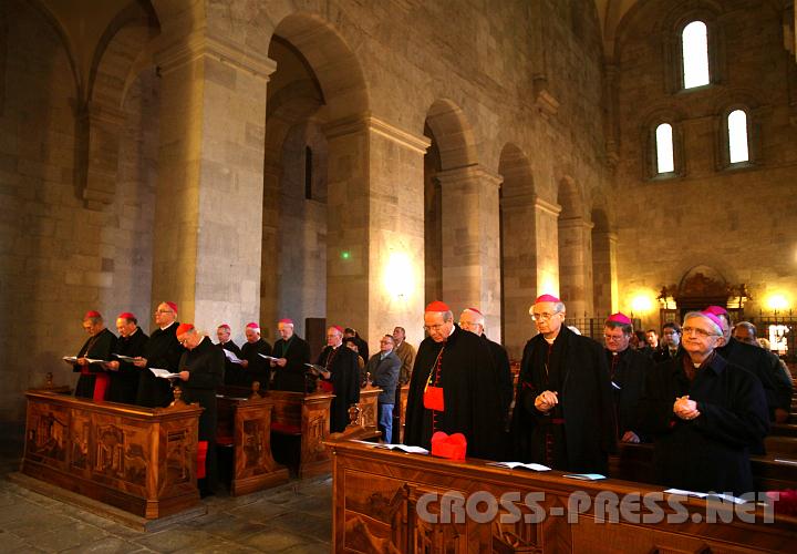 2010.11.15_16.22.18.jpg - An der Pontifikalvesper nahmen alle sterreichischen Bischfe teil.