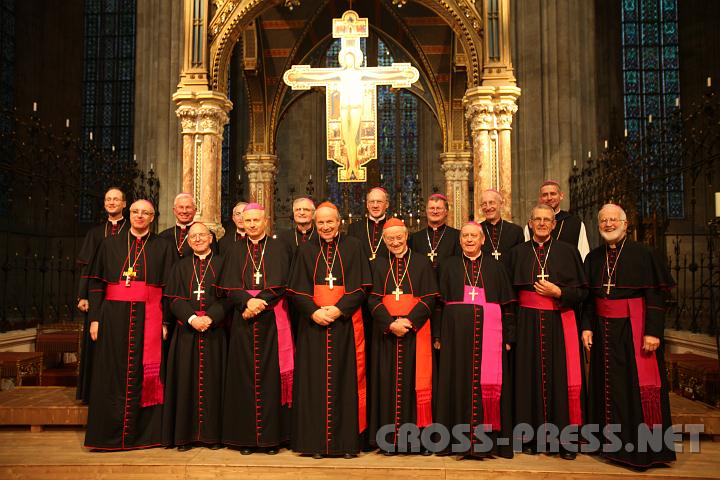 2010.11.15_16.41.23.jpg - -Bischfe vor dem Volksaltar in der Stiftskirche.