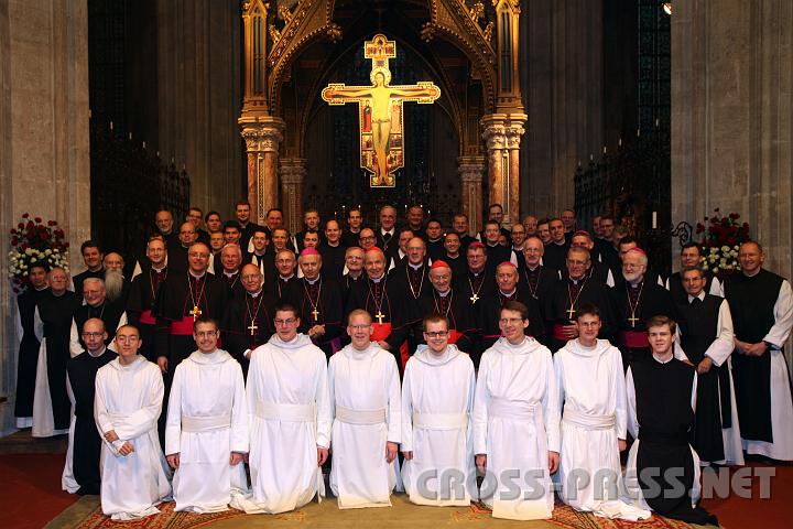 2010.11.15_16.43.36.jpg - sterreichs Bischfe mit dem Kollegium der Heiligenkreuzer Mnche.  Kardinal Schnborn und Abt Henckel Donnersmarck in der Mitte.  An "vorderster Front" die Novizen.  ;)