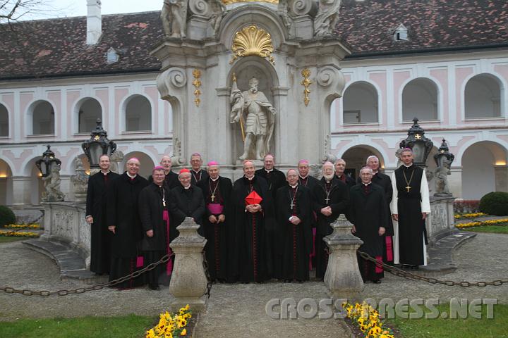 2010.11.15_16.48.23.jpg - Im Stiftshof vor der Statue des Hl.Leopold (http://www.heiligenlexikon.de/BiographienL/Leopold_III.htm), dem Schutzpatron Niedersterreichs und Grnder des Stiftes Heiligenkreuz an seinem Gedenktag.