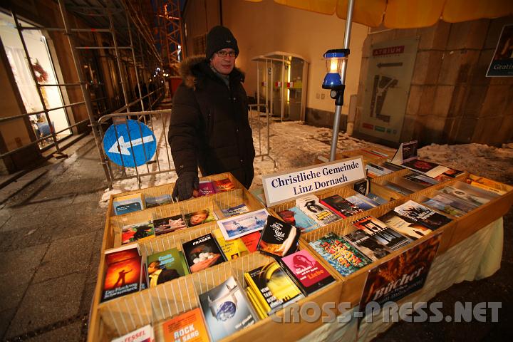 2010.12.04_17.46.32.jpg - Ein freikirchlicher Mitbruder der "Christlichen Gemeinde Linz Dornach" bei seinem Bcherstandl friert so wie wir.  ;)