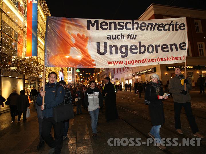 2010.12.04_17.48.48.jpg - "Ist das das Christkind auf dem Transparent?", knnten sich Passanten in der adventlich beleuchteten Landstrasse fragen.