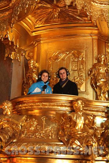 2010.12.07_21.00.14.jpg - Die "goldenen" Reporter Birgit Radinger und Andreas Steinmetz (zugleich Mitorganisator der Jugendvigil), moderierten live von der Predigtkanzel fr Radio Maria.