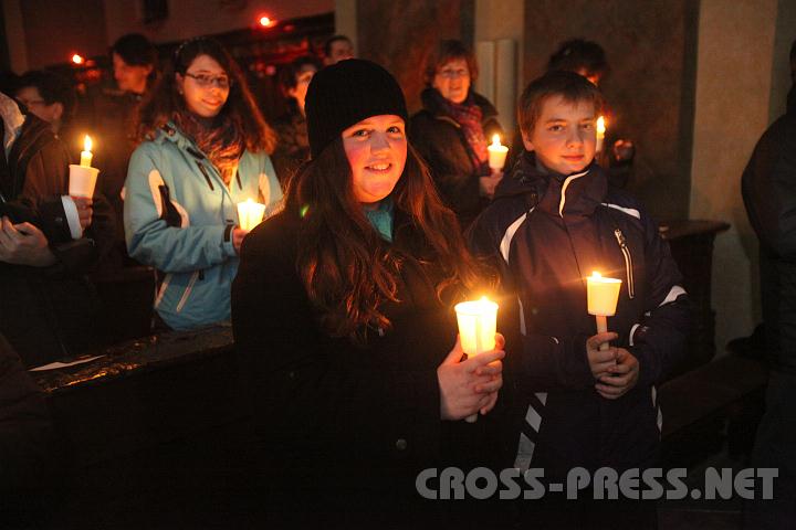 2010.12.07_21.22.28.jpg - Frhliche und zugleich besinnliche Stimmung bei der ersten Jugendvigil in Maria Taferl.