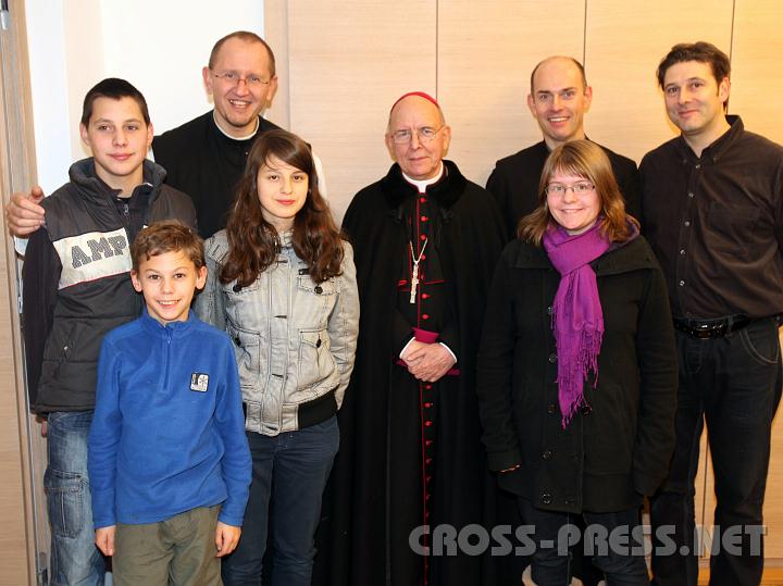 2010.12.07_23.35.06.jpg - P.Karl Wallner, Bischof Klaus Kng, Pfarrer Gottfried Hofer und Organisator Eduard Ziegler bei der Agape mit einigen Jugendlichen.