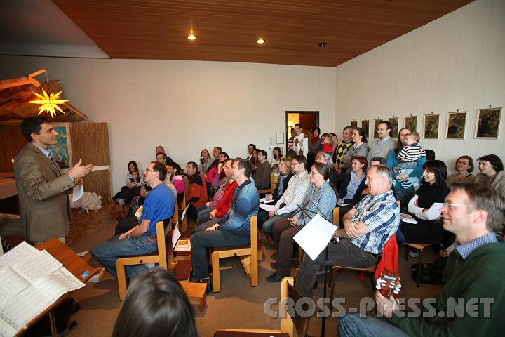 2011.01.15_15.50.07.jpg - Die Kapelle der Trinitarierschwestern war zu klein für alle angereisten Familien.