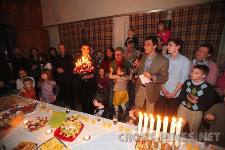 2011.01.15_18.08.59.jpg - "Das Feuer brennt weiter!", so Gründer Schmalzbauer (mit Mikrofon).   Die mitfeiernden Familien werden die Gnaden, die sie empfangen haben, an die vielen Orte, von denen sie angereist sind, weiter tragen.   So wie zwei Familien aus Kärnten, die mit einem neuen Familiennachmittag in der Nähe von Villach starten.