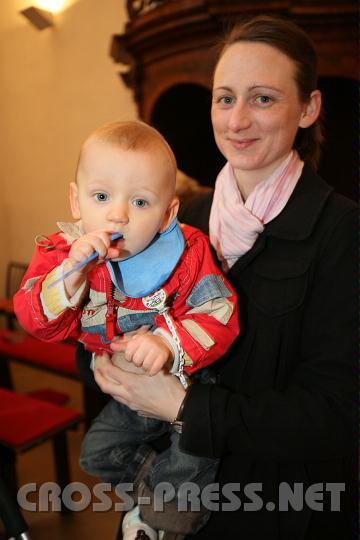 2011.03.19_10.03.58.jpg - Der kleine Leopold mit Mami Jutta Graf.  :)