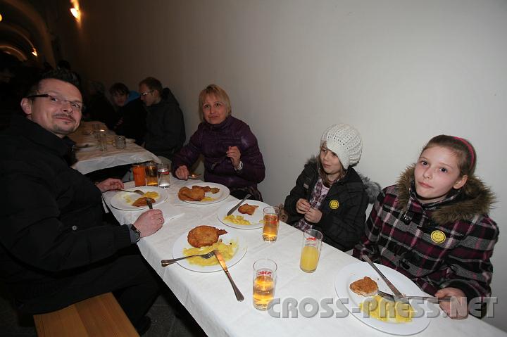 2011.03.19_12.53.21.jpg - Dann gab es Mittagessen für alle.