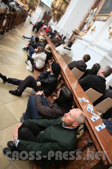 2011.03.19_10.41.35.jpg - Die Karmelitenkirche war so voll, dass auch die Seitenstufen als Sitzplätze verwendet wurden.