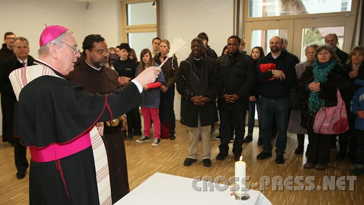 2011.03.19_12.00.09.jpg - Reichlich bespritzte Bischof Schwarz mit Weihwasser den neueingerichteten Multifunktionsraum im Erdgeschoss des Karmelitenklosters.