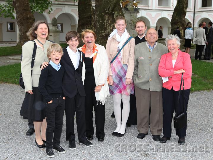 2011.06.02_11.09.14.jpg - Nach der Firmgottesdienst ging es heiter weiter im Stiftshof.