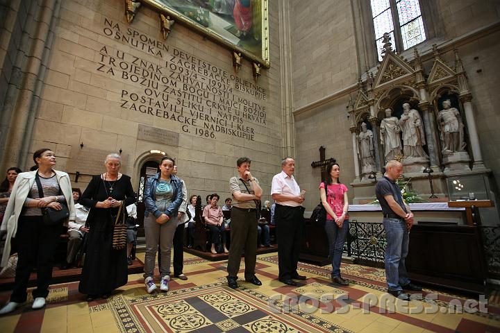 2011.06.03_19.16.36.jpg - Lange Warteschlangen vor den Beichtstühlen im Agramer Dom.   Wie vor einem großen christlichen Feiertag wollten viele Menschen auch vor der Ankunft des Papstes Frieden mit Gott schließen.