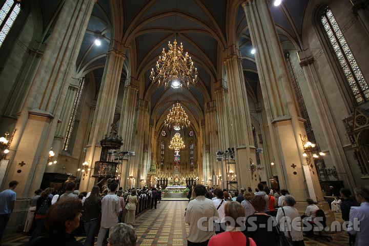 2011.06.03_19.17.56.jpg - Obwohl nur ein Freitag, ist der große Agramer "Steffl" (der Dom ist so wie der Wienerdom dem hl. Stephanus geweiht) voll.    Es herrschte vorösterliche Stimmung in der Hauptstadt Kroatiens, einen Tag vor dem Papstbesuch.