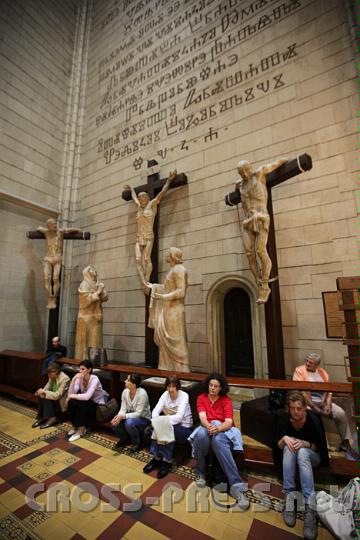 2011.06.03_19.18.24.jpg - Unter den Kirchengeher sind merklich viele Jugendliche.