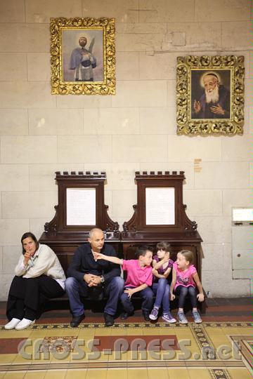 2011.06.03_19.28.45.jpg - Wenn die Kirche voll ist, sind für eine Familie auch Kniestühle willkommen.  ;)  Oben die Bilder vom hl. Marko Krievcan, der in Graz studierte, und von Leopold Mandic, dem "Beichtheiligen".