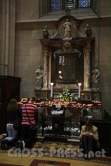 2011.06.03_19.41.07.jpg - Im Dom vor der Mutter Maria.