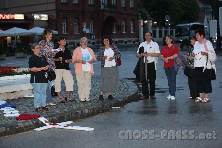 2011.06.03_20.31.33.jpg - Vor der Kathedrale wird, wie die Beter es beteuerten, der längste Rosenkranz der Welt gebetet. Dieser wurde rund um den großen Marien Brunnen links gewickelt.