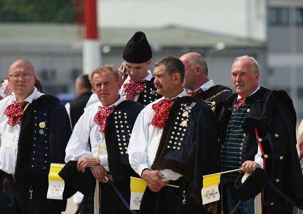 Papa Benedikt XVI. danas dolazi u Hrvatsku Zagreb, 4.6.2011 - Papa Benedikt XVI. dolazi danas u Hrvatsku, u svoj prvi apostolski pohod našoj zemlji, tijekom kojega će se, pod geslom "Zajedno u Kristu"...