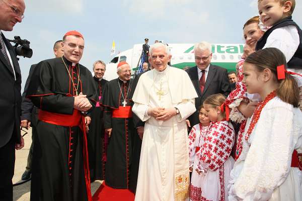 Papa Benedikt XVI. stupio na hrvatsko tlo Zagreb, 4.6.2011 - Papa Benedikt XVI. stupio je danas na hrvatsko tlo, a izlazeći iz zrakoplova, mašući im, pozdravio je hrvatske državne dužnosnike, biskupe i...