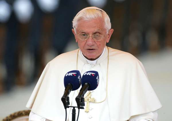 Sveti Otac: pozdravljam ljubljenu hrvatsku zemlju Zagreb, 4.6.2011 - Papa Benedikt XVI. na početku svog prvog pastoralnog pohoda Hrvatskoj izjavio je danas u zagrebačkoj Zračnoj luci Pleso da u Hrvatsku dolazi...