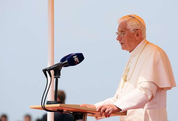 Papa Benedikt XVI. sletio u Zagreb Zagreb, 04.06.2011 - Papa Benedikt XVI. sletio je danas u zagrebačku Zračnu luku i tako počeo svoj prvi posjet Hrvatskoj, što je ujedno i četvrti pastoralni...