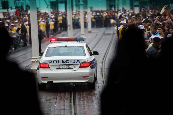 Papst Benedikt XVI in Kroatien 2011 - Vigil mit Jugendlichen Journalisten wurden wie der Papst mit Polizeischutz zum Jelacic-Platz vorgef�hrt. ;)