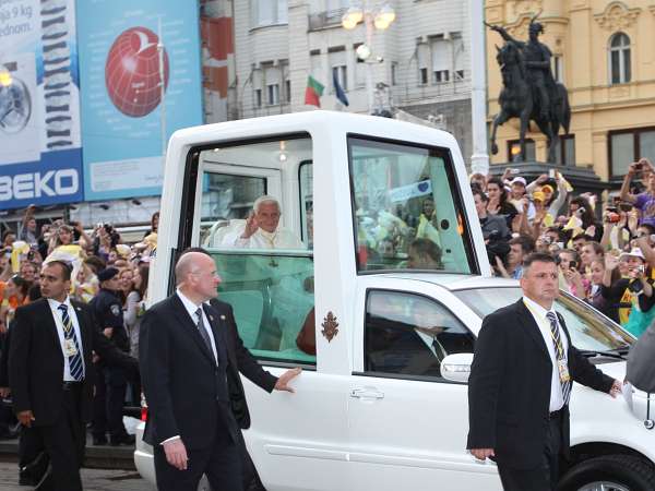 Papst Benedikt XVI in Kroatien 2011 - Vigil mit Jugendlichen Der Papst fährt auf den Jelačić-Platz auf. Im Hintergrund die Statue von Banus Jelačić, der sich für Österreich sehr verdient gemacht hat....