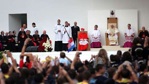 Papst Benedikt XVI in Kroatien 2011 - Vigil mit Jugendlichen "Beeenedikte !" :)