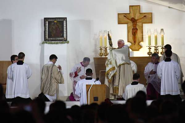 Papst Benedikt XVI in Kroatien 2011 - Vigil mit Jugendlichen Das wird den, auf dem Jelacic-Platz versammelten jungen Kroaten, lange in Erinnerung und im Herzen bleiben: der apostolischer eucharistischer Segen.