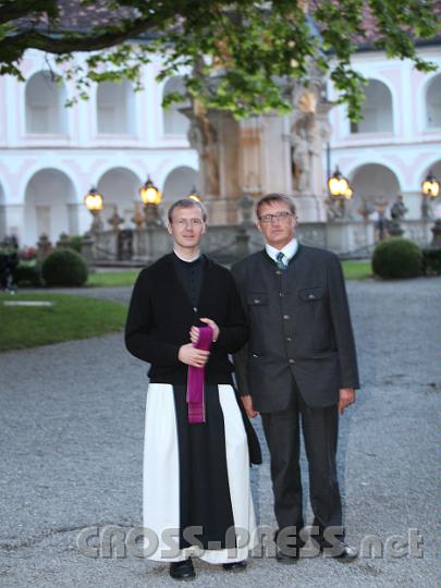 2011.06.19_21.12.19.jpg - P.Damian mit seinem stolzen Vater.