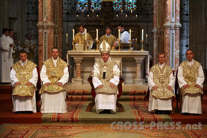 2011.06.19_17.40.50.jpg - Die Neupriester mit dem Kardinal.  V.l.n.r.:   P. Justinus Pech, P. Vinzenz Kleinelanghorst, Kardinal Christoph Schönborn, P. Damian Lienhart und Edmund Waldstein.