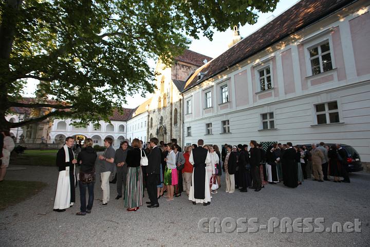 2011.06.19_19.54.26.jpg - Stundenlang stellten sich die Menschen an, um den Primizsegen zu empfangen.