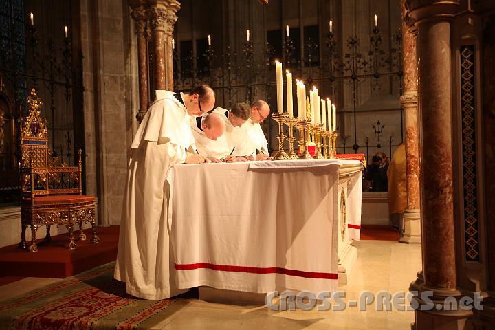 2011.08.15_16.01.37.jpg - Auf dem Altar wird die Gelübte unterschrieben.