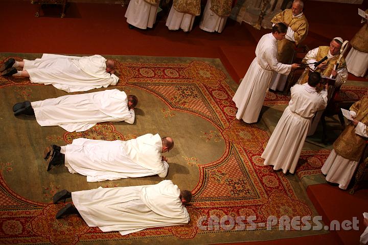 2011.08.15_16.17.09.jpg - Die Prostration ist eine Geste der Demut vor Gott.