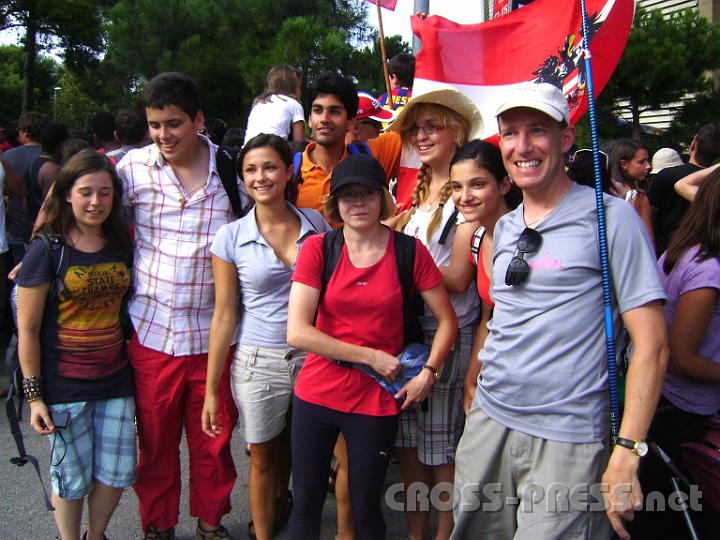 2011.08.12_10.59.35.jpg - Gemeinschaft und Freude im österr. "Pilger-Team" vor dem Stadion von FC Barcelona, wo wir Messi getroffen haben.  :)