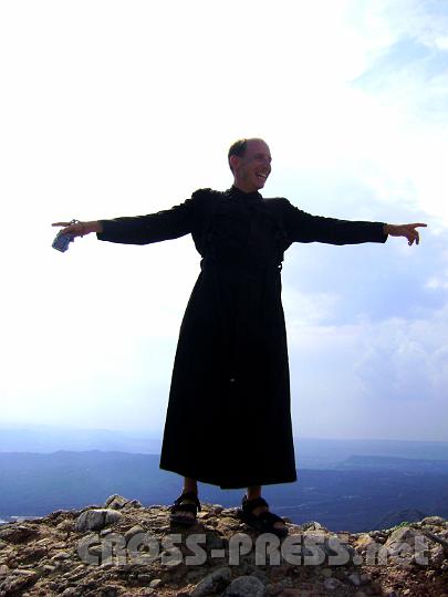 2011.08.13_09.35.15.jpg - "Christusstatue" am Berg Montserrat, diesmal als Br.Stefan.