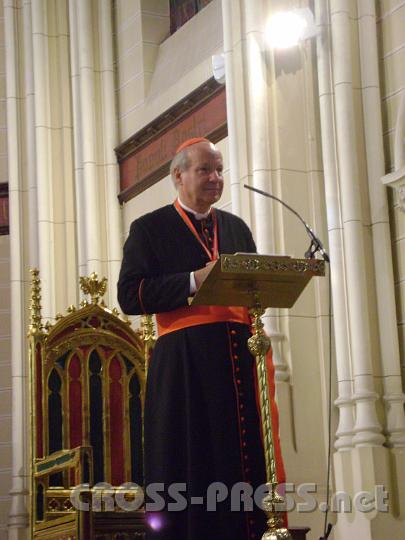 2011.08.18_03.40.28.jpg - "Zeugen sein", eine Katechese von Kardinal Schönborn in der Madrider Kirche "Conception de Nuestra Senora" vor mehr als 1.500 deutschsprachigen Jugendlichen.