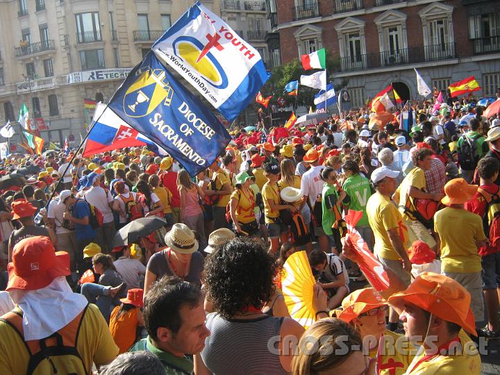 2011.08.18_18.43.22.jpg - Das bunte wogende Fahnenmeer, mit welchen die Madrider und Pilger den Papst entlang seiner Fahrtstrecken begrüßten, waren viell. die beeindruckendsten Bilder des WJT. Hier Calle die Alcala vor dem Parque del Retiro.