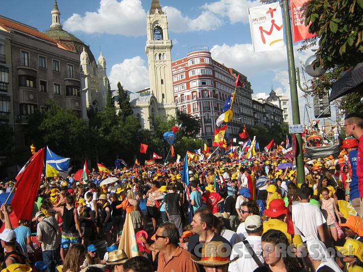 2011.08.18_18.43.27.jpg - Die Straßen Madrids waren voller Menschen, die den Papst willkommen heißen wollten. Hier die Calle de Alcala, vor der Kirche San Manuel y San Benito, westlich des Triumphbogens Puerta de Alcala.