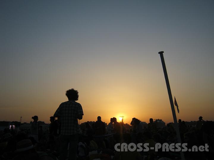 2011.08.21_07.48.37.jpg - Als wir nach der Vigil, zusammen mit 1-2 Millionen anderen schlafen gegangen sind, war der Boden schon trocken. Am nächsten Tag weckte uns die sanfte wolkenlose Morgenröte.